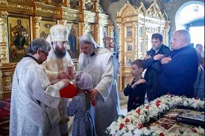 Крещальная литургия в Свято-Троицком кафедральном соборе Саратова