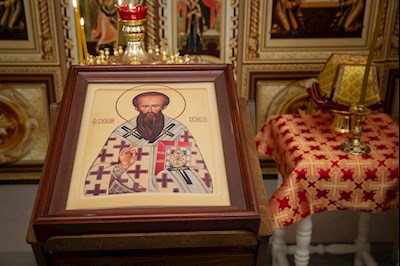 В больничном храме святителя Василия Великого совершен чин положения антиминса