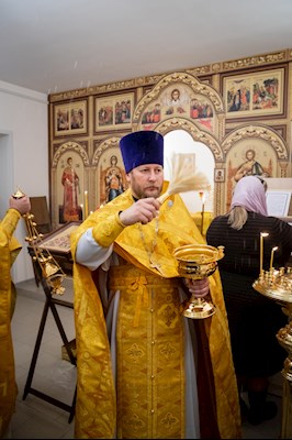 В больничном храме святителя Василия Великого совершен чин положения антиминса