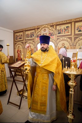 В больничном храме святителя Василия Великого совершен чин положения антиминса