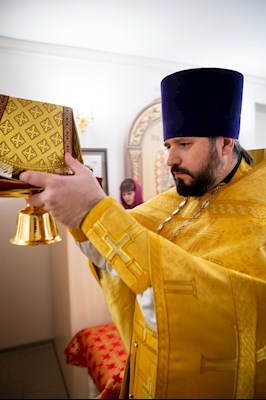 В больничном храме святителя Василия Великого совершен чин положения антиминса