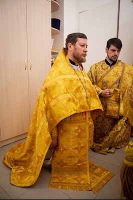 В больничном храме святителя Василия Великого совершен чин положения антиминса