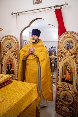 В больничном храме святителя Василия Великого совершен чин положения антиминса