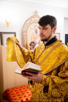 В больничном храме святителя Василия Великого совершен чин положения антиминса