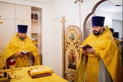 В больничном храме святителя Василия Великого совершен чин положения антиминса