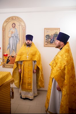 В больничном храме святителя Василия Великого совершен чин положения антиминса