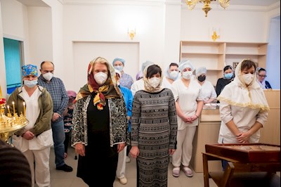 В больничном храме святителя Василия Великого совершен чин положения антиминса