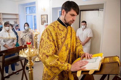 В больничном храме святителя Василия Великого совершен чин положения антиминса