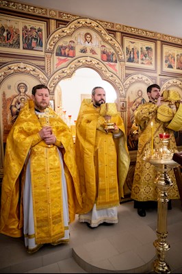 В больничном храме святителя Василия Великого совершен чин положения антиминса