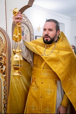 В больничном храме святителя Василия Великого совершен чин положения антиминса