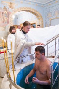 Крещальная литургия в Свято-Троицком соборе Саратова