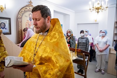 В больничном храме святителя Василия Великого совершен чин положения антиминса