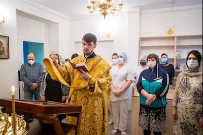 В больничном храме святителя Василия Великого совершен чин положения антиминса