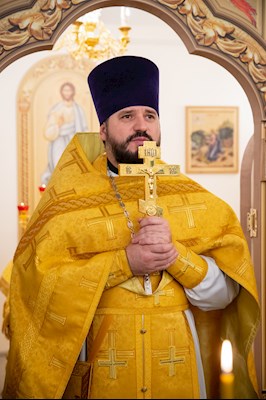 В больничном храме святителя Василия Великого совершен чин положения антиминса