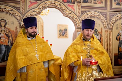 В больничном храме святителя Василия Великого совершен чин положения антиминса