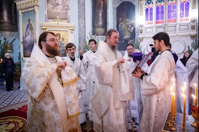 Соборное служение архиереев Саратовской митрополии в Свято-Духовском соборе Саратова