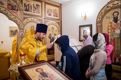 В больничном храме святителя Василия Великого совершен чин положения антиминса
