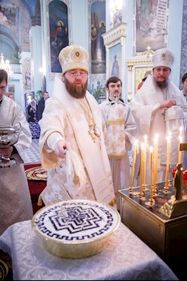 Соборное служение архиереев Саратовской митрополии в Свято-Духовском соборе Саратова