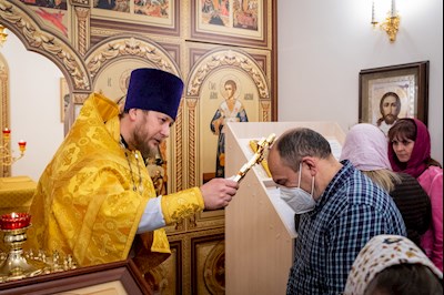 В больничном храме святителя Василия Великого совершен чин положения антиминса