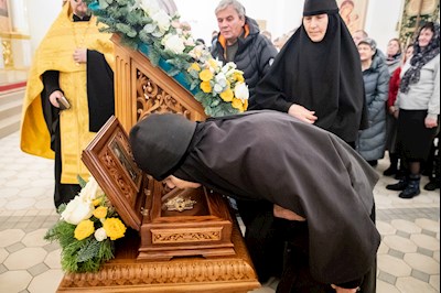 В Спиридоновском соборном храме встретили ковчег с частицей мощей святителя Спиридона Тримифунтского