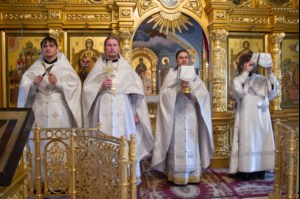 Крещальная литургия в Свято-Троицком соборе Саратова