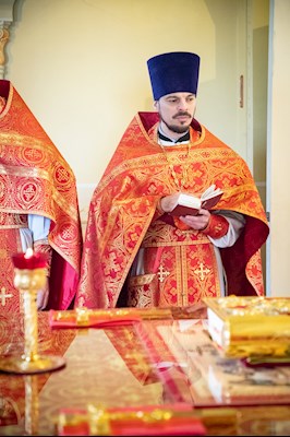 Выпускники СПДС в священном сане совершили Литургию