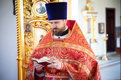 Выпускники СПДС в священном сане совершили Литургию