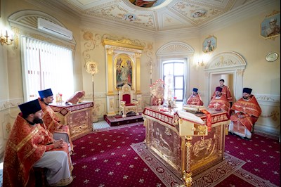 Выпускники СПДС в священном сане совершили Литургию
