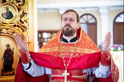 Выпускники СПДС в священном сане совершили Литургию