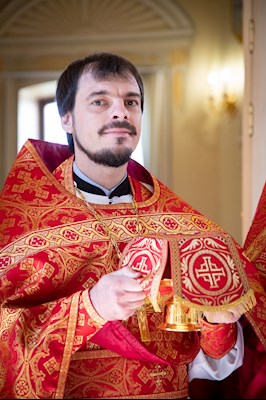 Выпускники СПДС в священном сане совершили Литургию