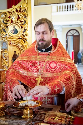 Выпускники СПДС в священном сане совершили Литургию