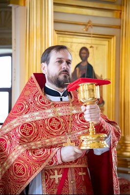 Выпускники СПДС в священном сане совершили Литургию