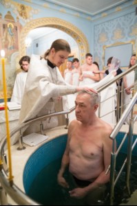 Крещальная литургия в Свято-Троицком кафедральном соборе Саратова