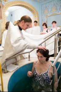 Крещальная литургия в Свято-Троицком кафедральном соборе Саратова