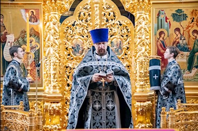 Митрополит Игнатий совершил Литургию Преждеосвященных Даров на Архиерейском подворье — в Свято-Троицком кафедральном соборе г. Саратова