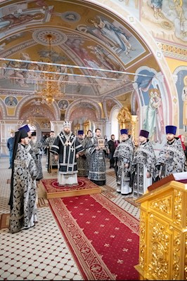Митрополит Игнатий совершил Литургию Преждеосвященных Даров на Архиерейском подворье — в Свято-Троицком кафедральном соборе г. Саратова