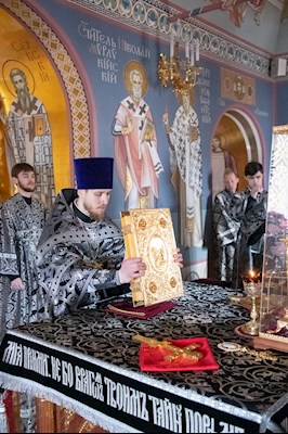 Митрополит Игнатий совершил Литургию Преждеосвященных Даров на Архиерейском подворье — в Свято-Троицком кафедральном соборе г. Саратова