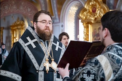 Митрополит Игнатий совершил Литургию Преждеосвященных Даров на Архиерейском подворье — в Свято-Троицком кафедральном соборе г. Саратова