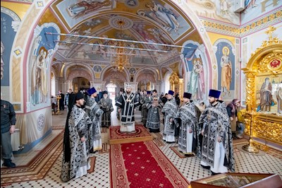 Митрополит Игнатий совершил Литургию Преждеосвященных Даров на Архиерейском подворье — в Свято-Троицком кафедральном соборе г. Саратова