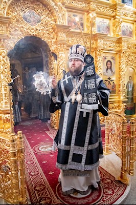 Митрополит Игнатий совершил Литургию Преждеосвященных Даров на Архиерейском подворье — в Свято-Троицком кафедральном соборе г. Саратова