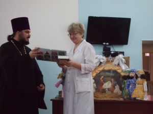 В Саратовской епархии с Рождеством Христовым поздравили пациентов социальных учреждений и больниц