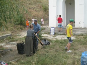 Добровольцы провели уборку территории у монастырского источника