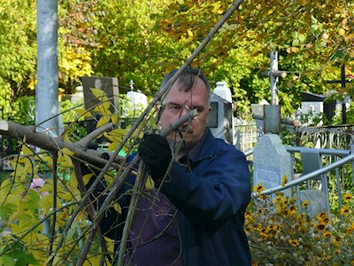 Волонтеры привели в порядок могилу священника