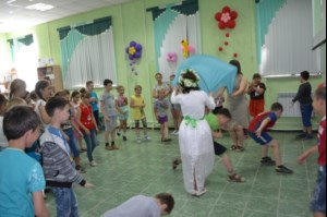 Священник встретился с детьми из летнего лагеря