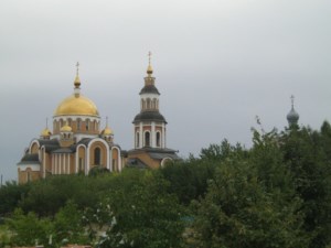 Добровольцы провели уборку территории у монастырского источника
