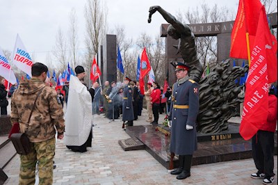 Представители епархии приняли участие в церемонии занесения на мемориальную плиту имен погибших воинов