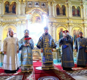 Божественная литургия и панихида в Духосошественском кафедральном соборе г. Саратова