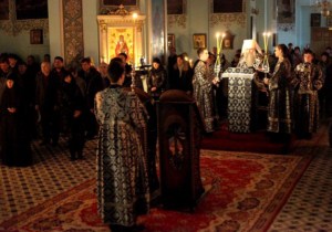 Великое повечерие с чтением покаянного канона преподобного Андрея Критского в Духосошественском кафедральном соборе Саратова