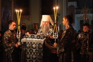 Великое повечерие с чтением покаянного канона преподобного Андрея Критского в Духосошественском кафедральном соборе Саратова