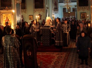 Великое повечерие с чтением покаянного канона преподобного Андрея Критского в Духосошественском кафедральном соборе Саратова